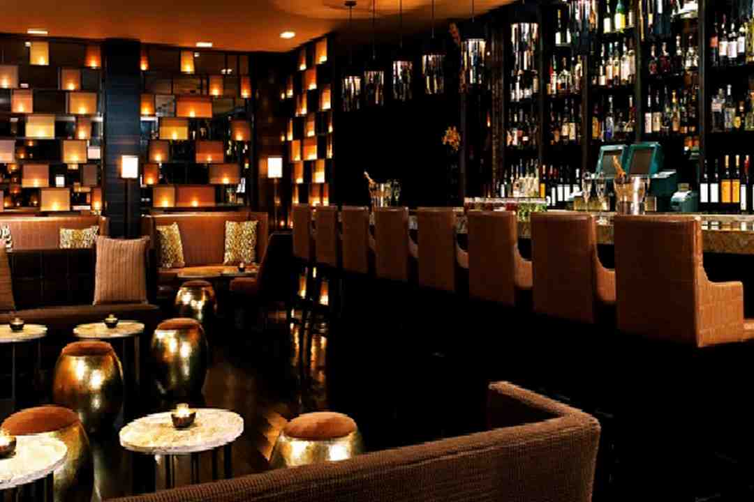 Không gian quán Bar lấp lánh ánh đèn sân khấu cho bạn trải nghiệm